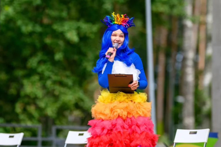 Faila Varavīksnīte ar mikrafonu .jpg kopija