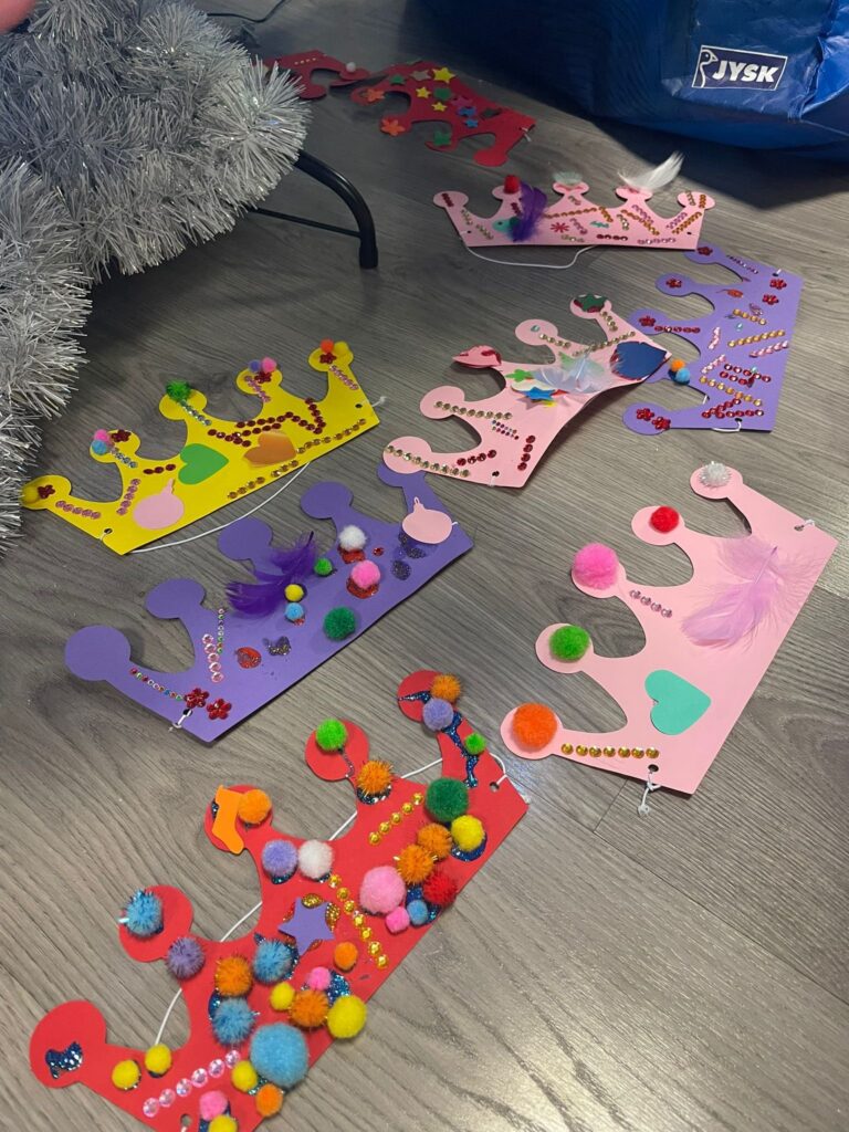 Kartona kroņi un maskas