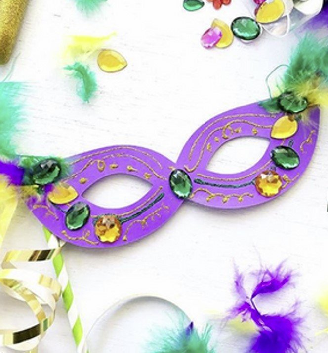 Kartona kroņi un maskas_