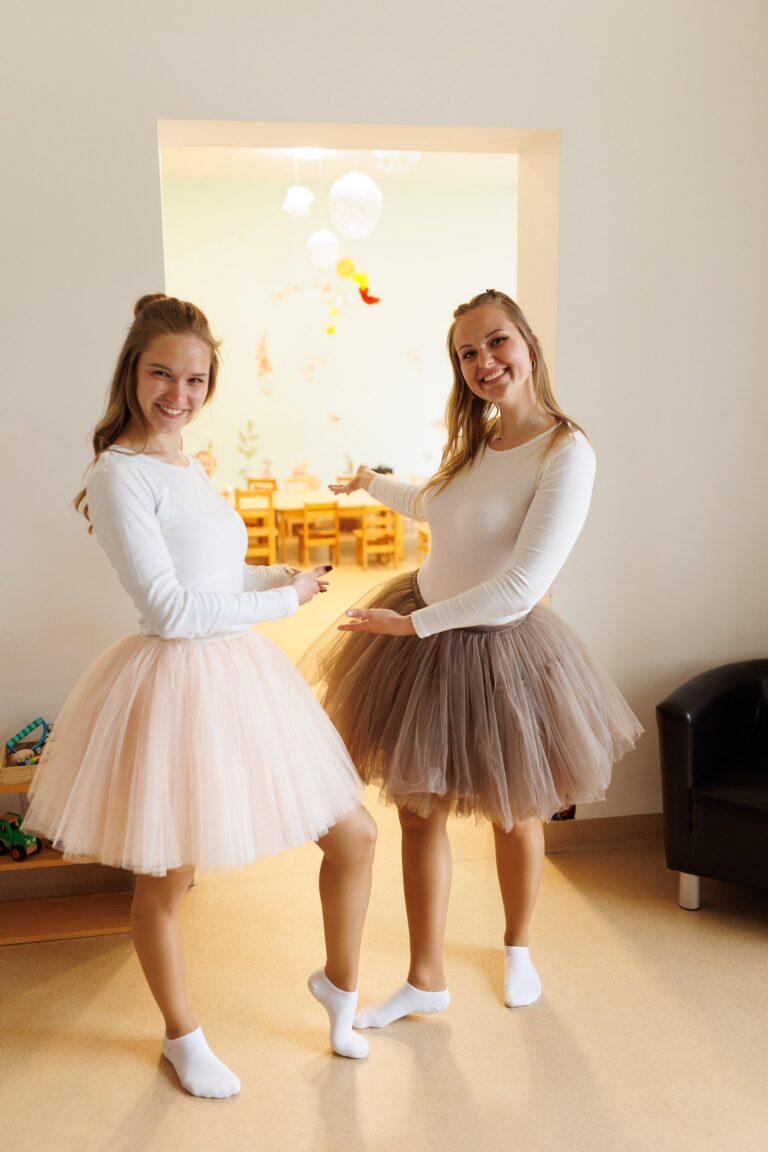 2 balerīnas sagaida viesus un norāda kur jādodas tālāk