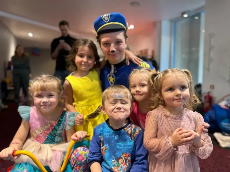 Ar bērniem (kopbilde)