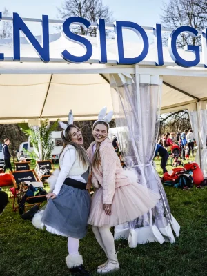 Abi zaķi Stirnu bukā pie Gjensidige uzraksta