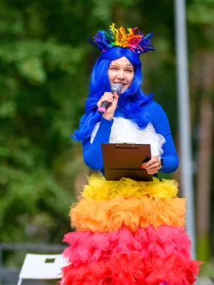 Faila Varavīksnīte ar mikrafonu .jpg kopija