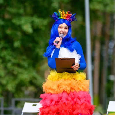 Faila Varavīksnīte ar mikrafonu .jpg kopija