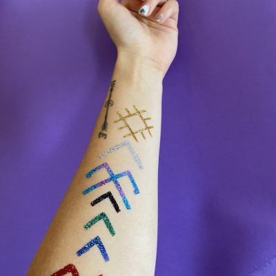 Latvju_zīmes_uz_rokas_(1)