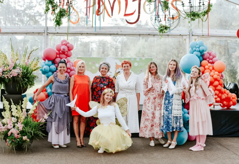 pils paviljona kopā ar dāmām